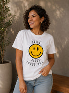 Camiseta Smile, Jesus Loves You