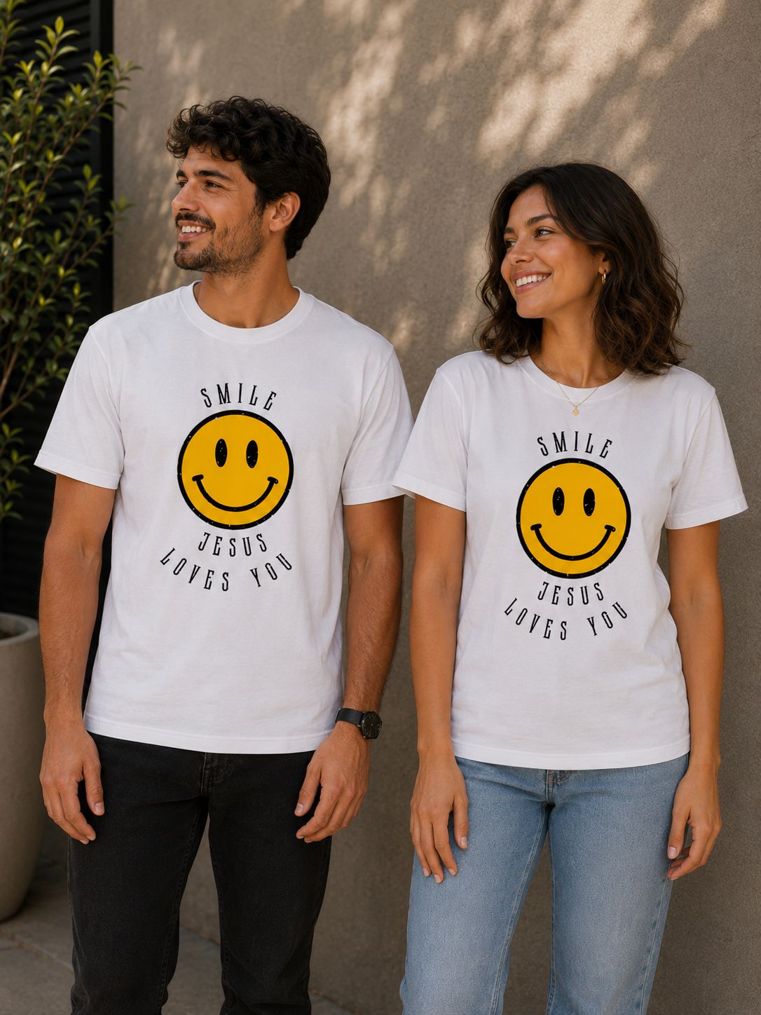 Camiseta Smile, Jesus Loves You