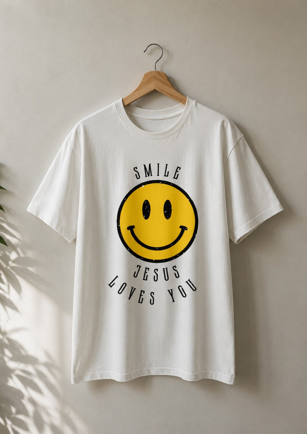 Camiseta Smile, Jesus Loves You