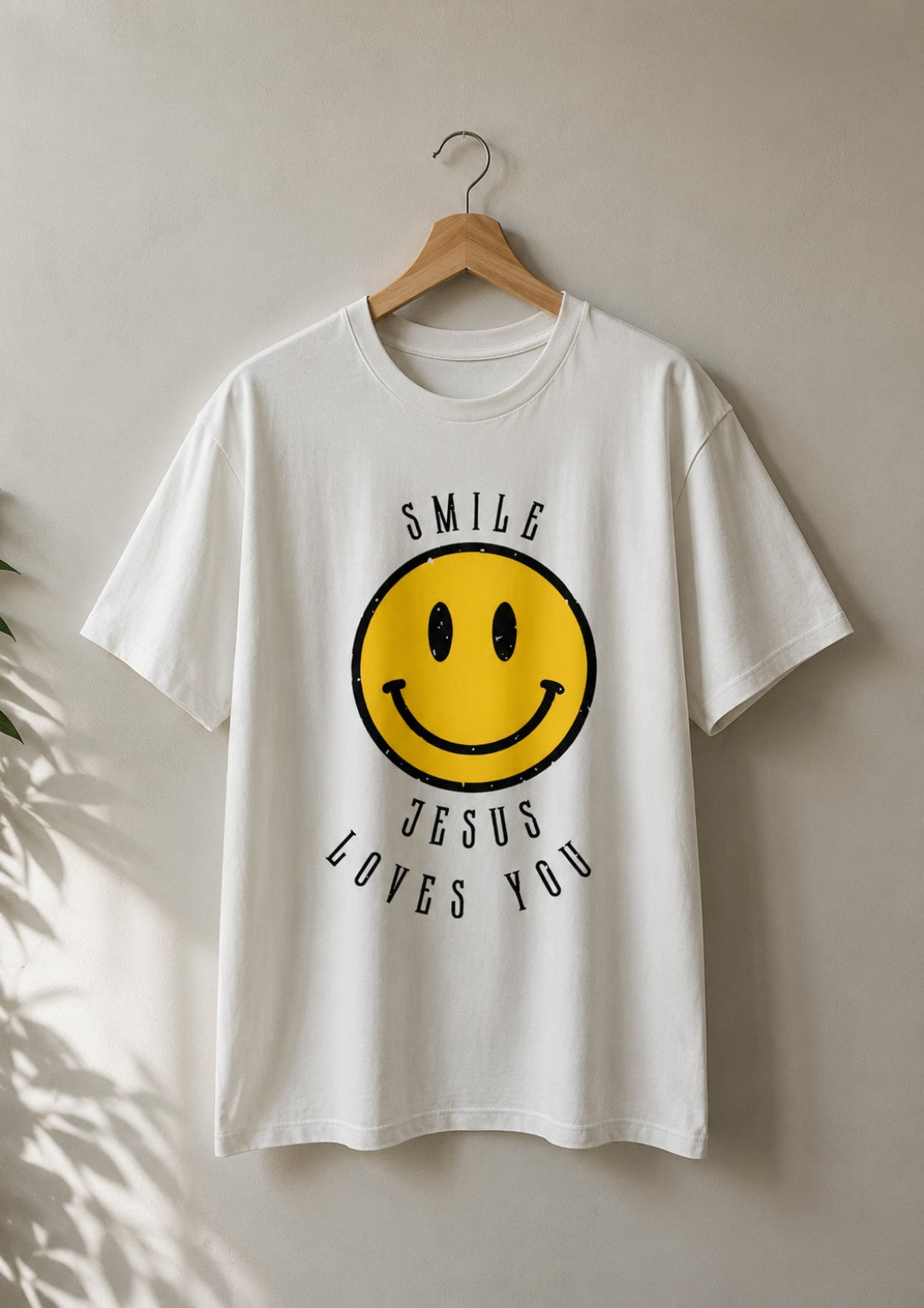 Camiseta Smile, Jesus Loves You